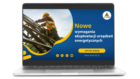 Wymagania eksploatacji urządzeń energetycznych Pracownik budowlany w kasku BHP i szelkach pracuje na dachu