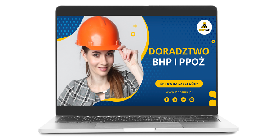 Młoda uśmiechnięta kobieta w kasku BHP