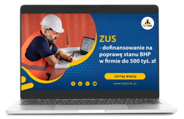Dofinansowanie z ZUS na poprawę BHP w firmie Kierownik budowy siedzi przy biurku w kasku BHP