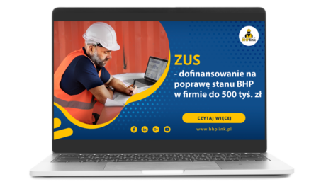 Dofinansowanie z ZUS na poprawę BHP w firmie Kierownik budowy siedzi przy biurku w kasku BHP
