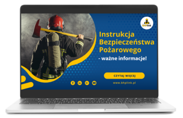 Strażak w hełmie gasi pożar