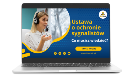 kobieta w słuchawkach na stanowisku pracy